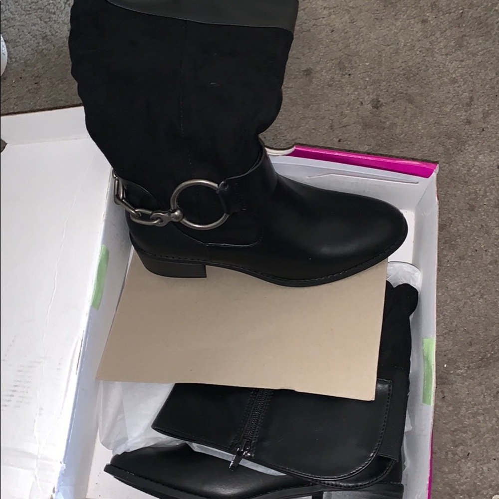 Cute black boots,